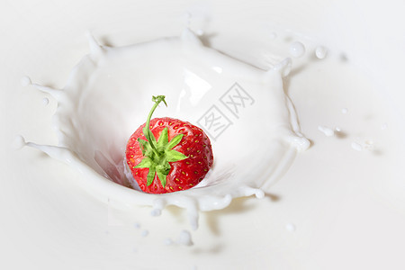 草莓滴入奶水中喷洒流动叶子午餐牛奶营养宏观甜点奶制品食物产品图片