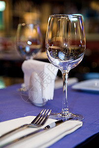 餐厅餐桌上的葡萄酒杯服务水晶派对美食餐具风格玻璃桌布桌子餐巾图片