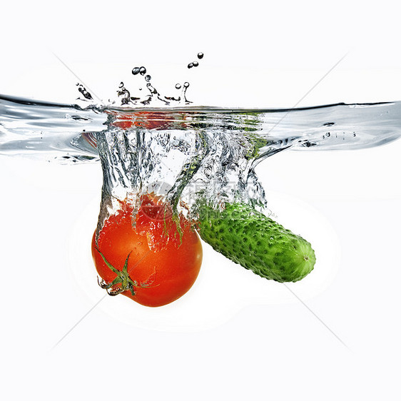 红西红番茄和绿黄瓜掉进水里西红柿花园收成文化食物园艺维生素植物营养蔬菜图片