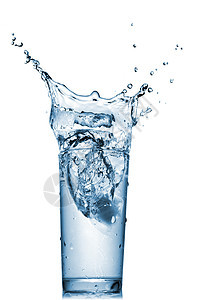 白色的隔绝玻璃中的水滴子活力立方体蓝色福利飞溅环境酒精宏观茶点玻璃图片