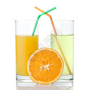 白上与橙色隔离的石灰和橙汁玻璃液体榨汁机水果稻草早餐饮食热带剪裁食物图片
