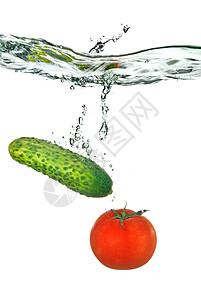 红西红番茄和绿黄瓜掉进水里饮食水滴文化蔬菜收成西红柿食物园艺植物烹饪图片