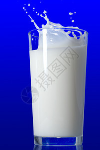 蓝色时孤立的牛奶喷发玻璃泡沫食物宏观奶昔杯子水壶产品运动奶油图片