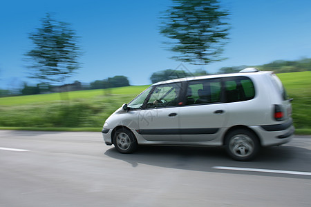 汽车旅行平移速度白色司机树木绿色驾驶运输运动图片