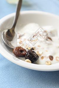 健康早餐桌子餐厅盘子菜单坚果葡萄干白色服务美食酸奶图片