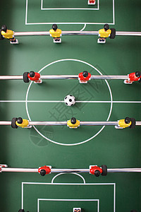 台表足球游戏烤架团队场地运动玩家闲暇黄色地面守门员图片