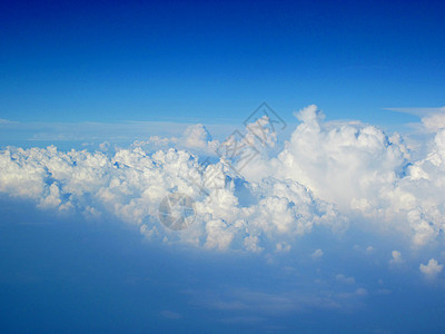 蓝天上的白云天线天堂蓝色游客旅行精神航班假期运输自由图片