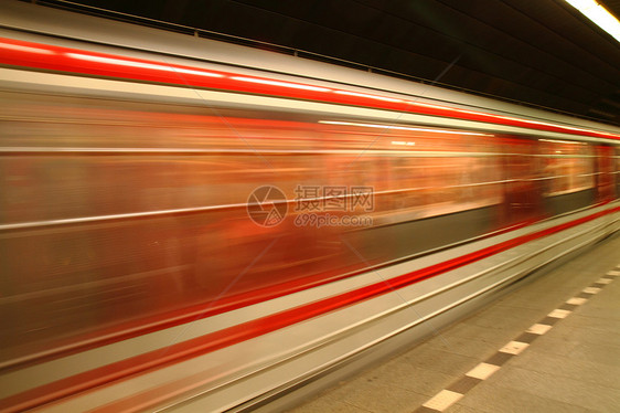 布拉格地铁通道旅行城市车皮管子车辆力量乘客铁路运动图片