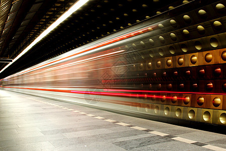 来自布拉格的地铁背景地面反射引擎技术过境机车力量场景车辆乘客图片