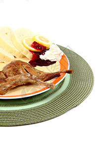 兔子腿和胡萝卜酱美味烹饪菜单午餐低脂肪盘子美食白色餐厅熟食图片