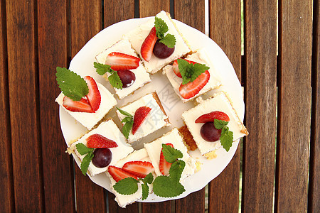 草莓蛋糕水果薄荷酸奶馅饼饼干蛋糕白色浆果甜点背景图片