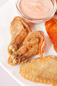 鸡肉加酱汁叶子奶油午餐脆皮翅膀零食胸部餐厅食物晚餐图片