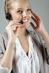 工作时戴耳头帽的妇女呼叫微笑电话商业耳机女士女性办公室快乐中心图片