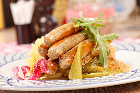 带菜菜卷的香肠萝卜盘子酒吧猪肉炙烤土豆火箭食物育肥美食图片