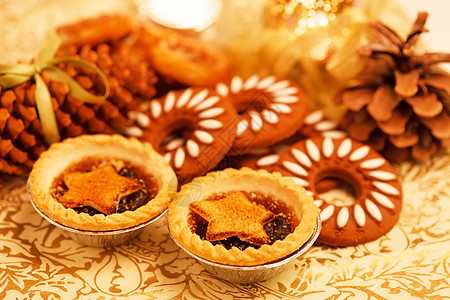 圣诞节甜点水果香料金子丝带星形馅饼照片文化巧克力锥体图片