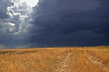 乌云多云的暴风天空戏剧性阳光蓝色风景场地天气风暴气候雷雨季节图片