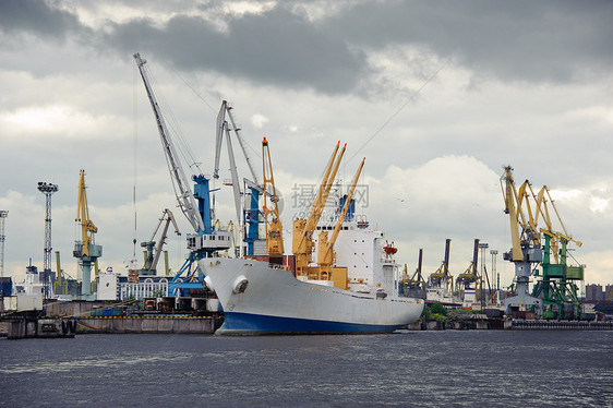 船舶和起重机旅行贸易运输码头加载货物船运龙门架商业航海图片