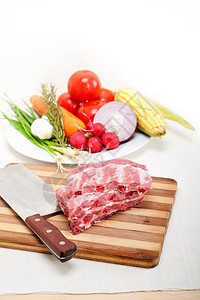 切新鲜猪肉肋排和蔬菜猪肉食谱工作室味道营养食物草药屠夫厨房美食图片