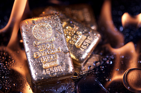 金条和火焰黑色金融价值黄色红色投资奢华宝藏铸造燃烧图片