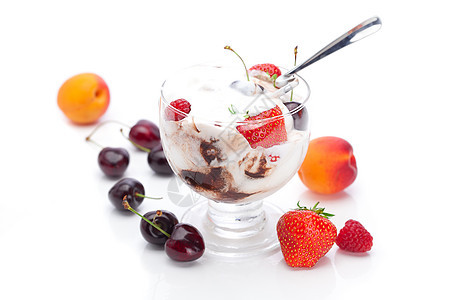 冰淇淋 樱桃 杏仁 草莓 草莓和松树图片