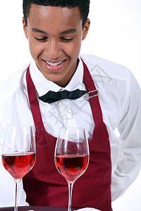 美酒服务员微笑工作室手臂围裙双键托盘眼镜男人玫瑰男性图片