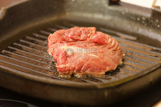 肉片在喷漆板上磨擦食谱炒锅食物美食盘子午餐平底锅厨师餐厅牛扒图片