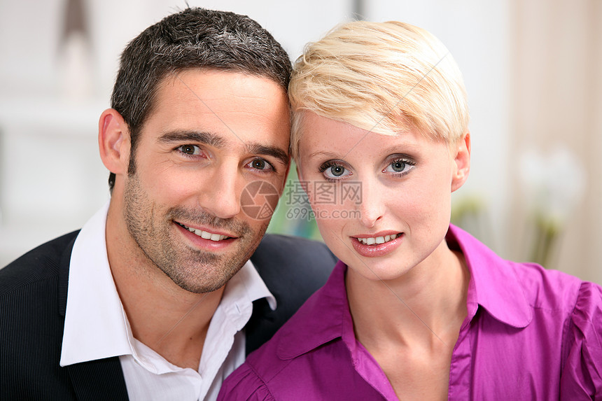一对夫妇的肖像女朋友餐厅酒吧金发女郎衬衫男朋友阳台紫色时间夫妻图片