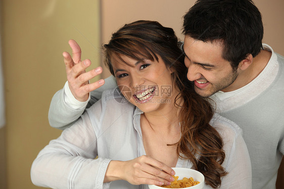 吃麦片的情侣手指产品组合采摘食物乐趣家庭饮食甜点头发图片