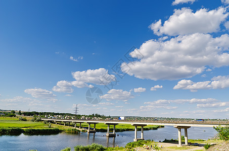 横跨河流和蓝天的桥梁图片