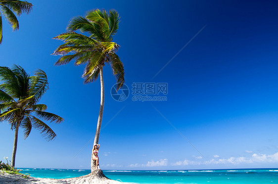 女人在沙滩上放松旅游海岸假期幸福棕榈季节闲暇天空海浪成人图片