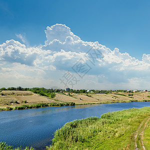 以反射和蓝云的河流为方向旅行海岸爬坡风景地平线太阳海岸线溪流芦苇天空图片