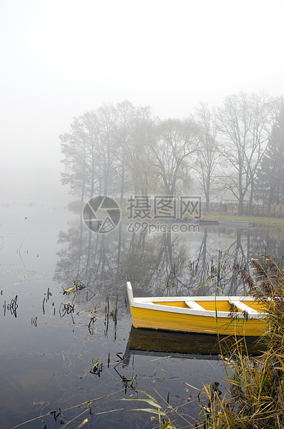 秋水湖风景 有船只和雾雾图片