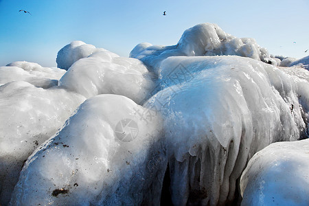 海岸线上的雪和冰冰岩石图片