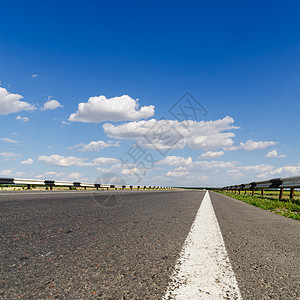 蓝色天空下的道路封闭图片