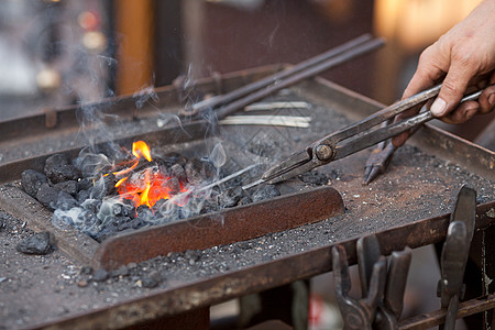 烧烤工具防火 烟雾和铁匠工具煤炭零售商制造业冲击金属剥落乐器锤子男性辉光背景