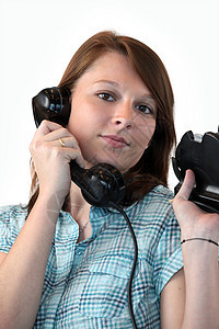 年轻女性在电话上说话旋转听筒拨号女士讲话喉舌历史白色谈话呼叫者背景图片