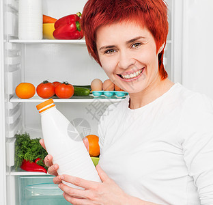妇女对冰箱的反对产品微笑瓶子幸福水果饮料女士成人食物蔬菜图片