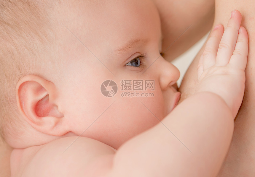 婴儿母乳喂养家庭女士女孩护士母性童年食物幸福父母新生图片