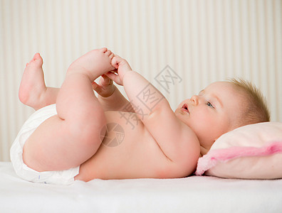 可爱的小宝宝闲暇新生婴儿幸福枕头时间就寝尿布休息乐趣图片