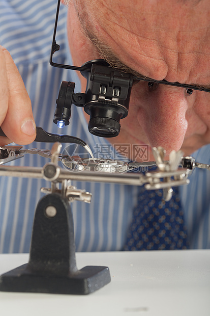 近距离监视器衬衫钟表男人维修男性领带眼镜手表修理工图片