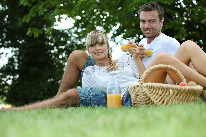 夫妻在公园里喝橙汁图片
