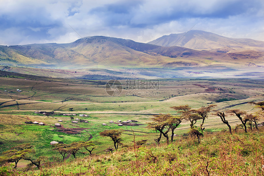 非洲坦桑尼亚的热带草原景观村庄风景绿色土地蓝色动物旅行荒野山脉国家图片