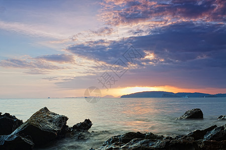 安达曼德斯基海岸美丽的日落石头支撑季节场景太阳海滩晴天海浪天空波浪图片