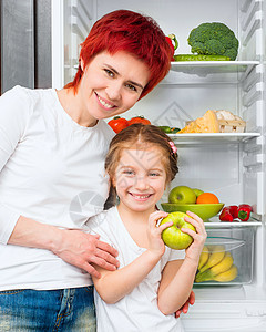 母亲和女儿在厨房里闲暇女性微笑妈妈们幸福快乐成人食物乐趣烹饪图片