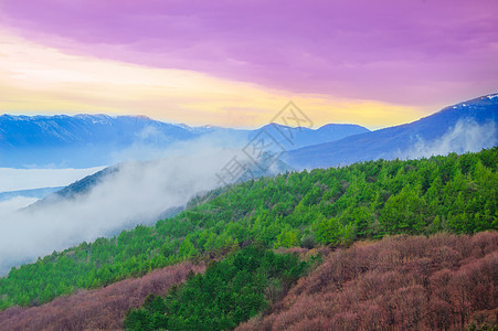 山中美丽的日落阳光季节旅行晴天天空薄雾蓝色场景天气天堂图片