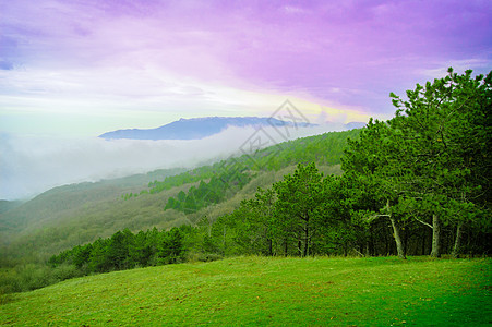 山中美丽的日落场景蓝色环境天气土地晴天天空季节旅行森林图片