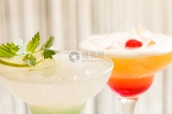 酒吧里鸡尾酒饮料柠檬薄荷叶子红色水果绿色液体玻璃图片