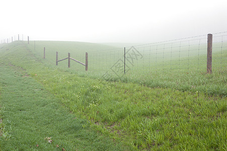 栅栏帖子薄雾农场草地牧场绿色金属图片