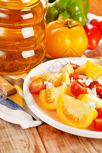 新鲜番茄沙拉收成盘子饮食维生素服务叶子小吃沙拉作品桌子图片