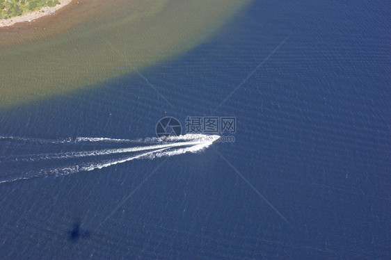 小船海浪岩石石头日落阳光照射图片